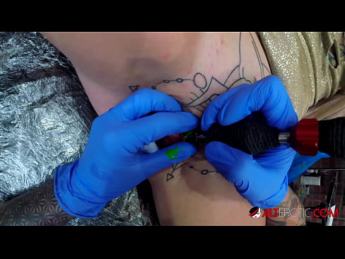 ❤️ An hottie thar a bheith tattooed Sully Savage fuair tattoo ar a clitoris ❤️ Físeán porn uainn ga.porn-mz-com.ru ❌️